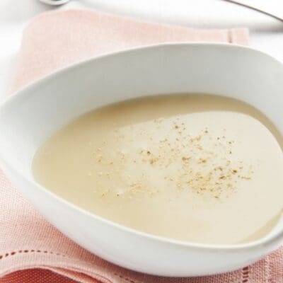Zuppa d'aglio e quenelle di luccio: ricetta originale con ingredienti e dosi.