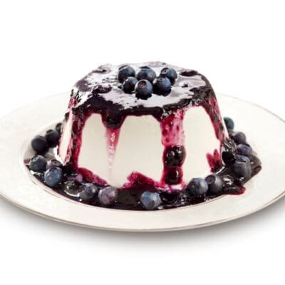 Budino di ricotta con salsa di mirtilli la ricetta di Pellegrino Artusi.