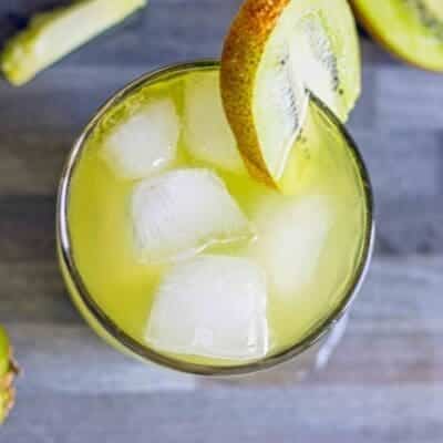 Caipiroska al kiwi, cocktail con vodka, sciroppo di sambuco e kiwi. Ricetta.