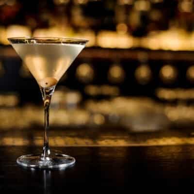 Dirty Martini cocktail, ricetta con vodka vermut salamoia di olive, drink da aperitivo