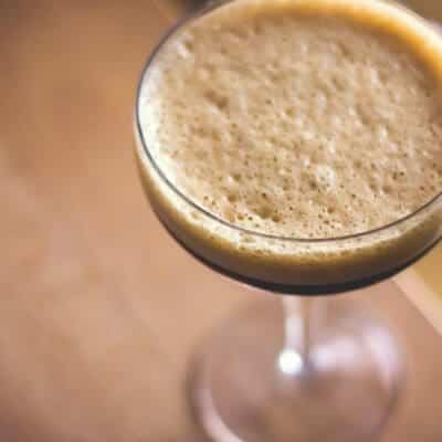 Espresso Martini cocktail ricetta originale con ingredienti e dosi per fare aperitivo con espresso vodka e liquore al caffè