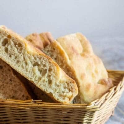 Focaccia morbida con sale e rosmarino, come fare la ricetta perfetta