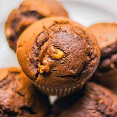 Muffin al cioccolato con vaniglia, latte di mandorla, noci, ricette dolci facili