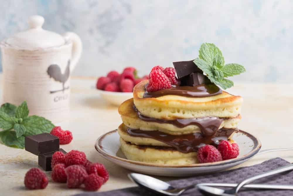 Pancake con cioccolato fuso e frutti di bosco, ricetta pancake al cioccolato.