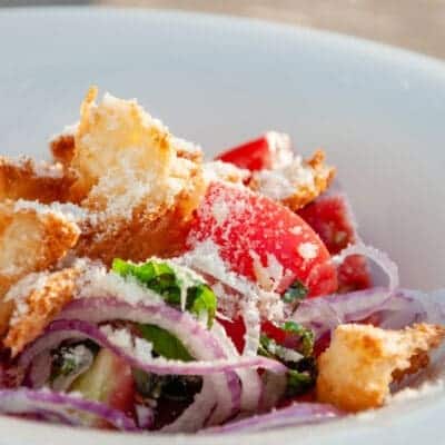 Panzanella ricetta originale con ingredienti e dosi, piatto con pane, pomodori cipolla e cetrioli
