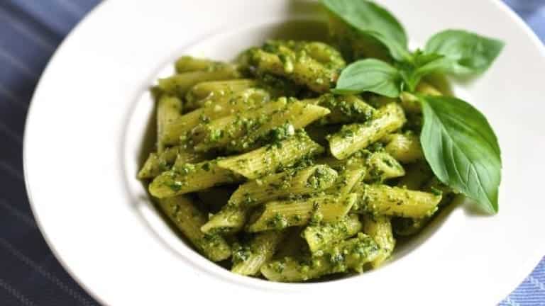 Pasta al pesto ligure con basilico e pino, ricetta originale con ingredienti e dosi