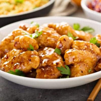 Pollo all'arancia ricetta originale cinese con broccoli saltati in salsa di soia e riso al vapore.