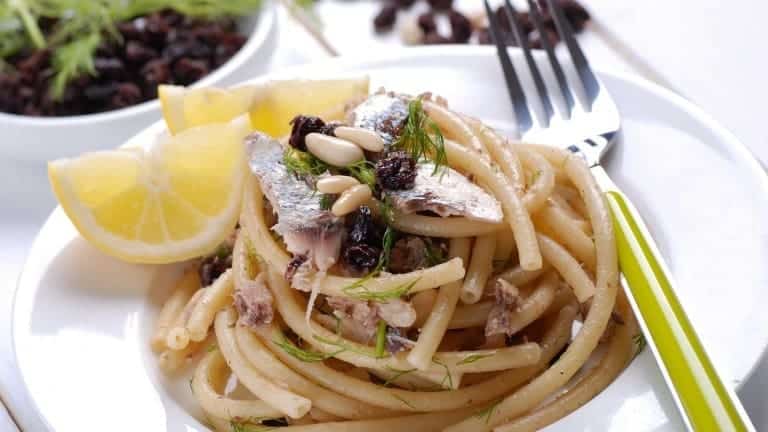 How to make the real, Sicilian style Pasta with sardines, bread crumbs and raisin