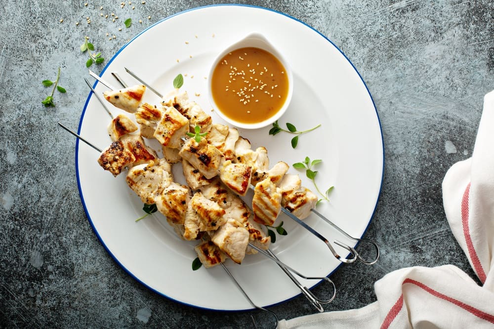 Spiedini di pollo con latte di cocco e curry, ricette proteiche per fare massa