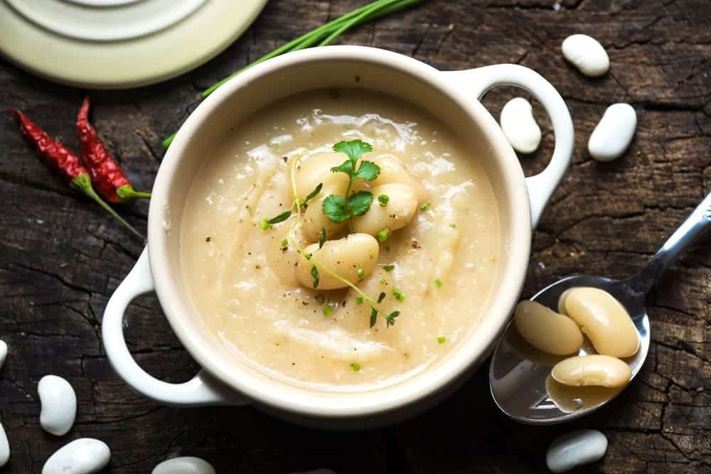 Vellutata di fagioli cannellini: una ricetta vegana light e golosa