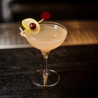Virgin cocktail con olio extra vergine di oliva, lime, ananas, tequila aperitivo