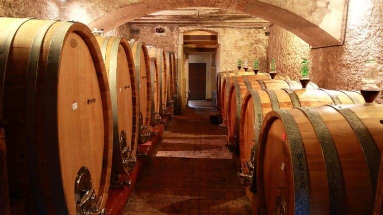 Botti grandi per l'invecchiamento dell'Amarone Interno una cantina Valpolicella
