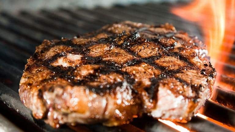 Rib-eye steak. Bistecca alla griglia. Il vino abbinato per la carne? Sangiovese