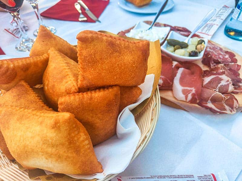 Crescentine con salumi, cucina romagnola ristorante Via Vai Dozza, cucina tipica, piatti e menu