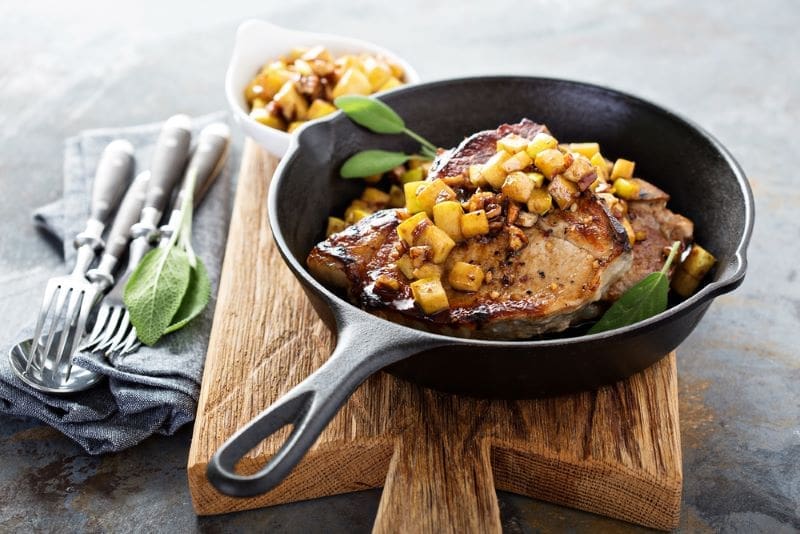 One-Pan Pork Chops with Apples and Onions: A Delicious and Healthy Meal