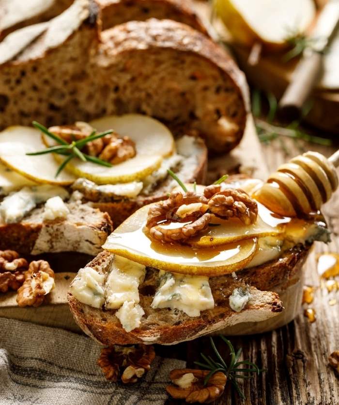 Bruschette con Gorgonzola, pere, noci e miele: una ricetta facile e veloce
