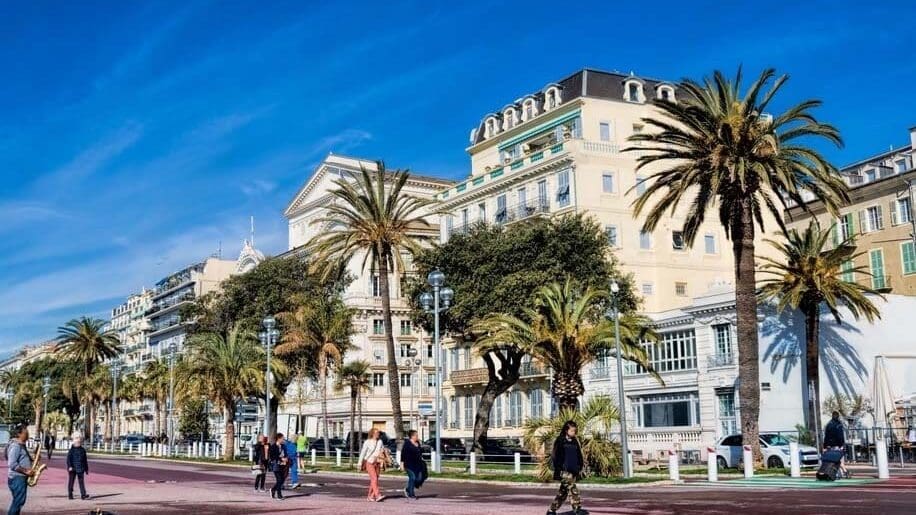 Stroll Down Promenade des Anglais
Imagine walking by the sea, with the sun gently kissing your skin and the Baie des Anges whispering sweet nothings