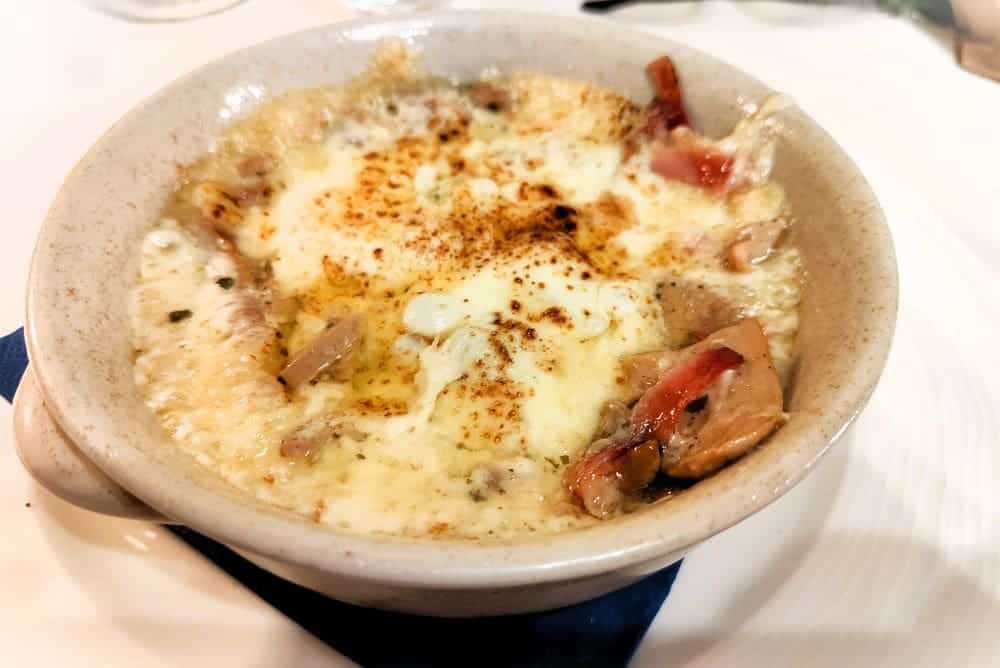Formaggio Asiago Fuso con Speck e Funghi Porcini: Un Piatto di Pura Delizia
