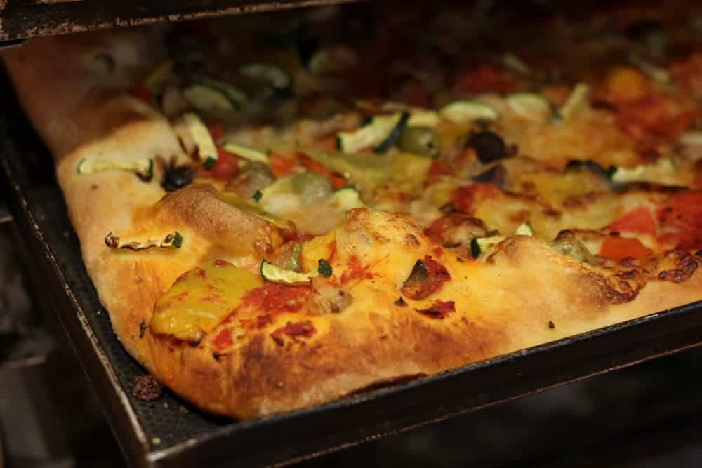 Pizza rustica di farro con verdure: la ricetta per fare un impasto leggero, soffice e digeribile