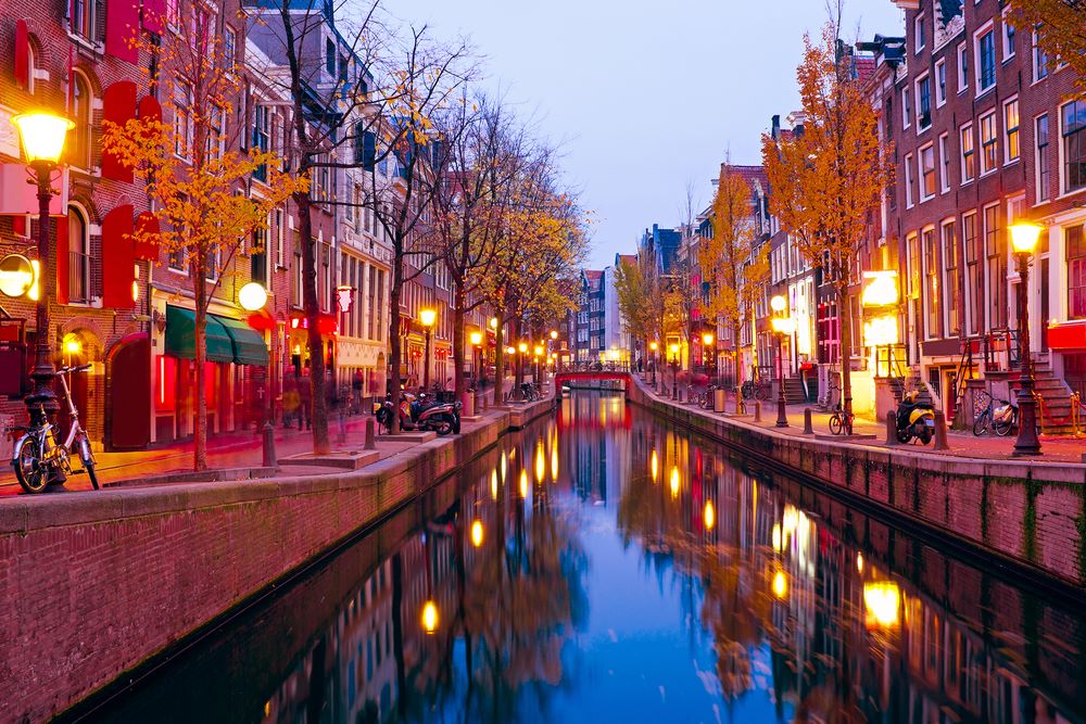 Oude Zijde is still occupied by the sprawling red-light district, which stretches along Warmoesstraat and two canals: Oudezijds Voorburgwal and Oudezijds Achterburgwal