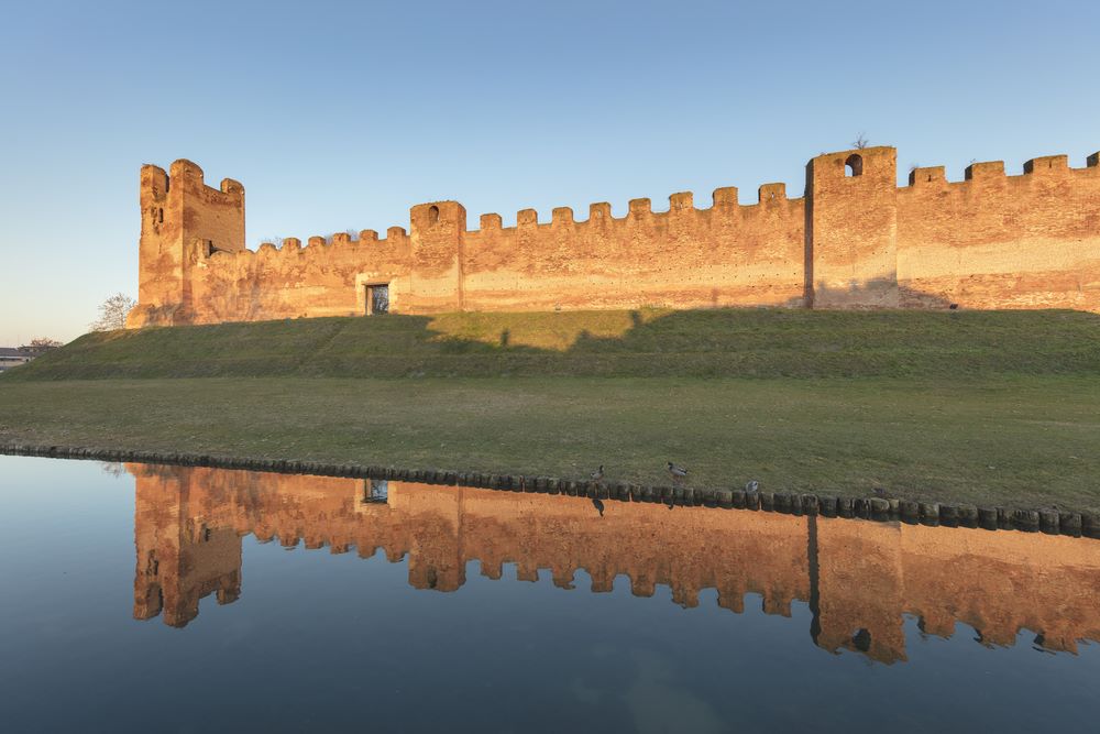 Cosa vedere a Castelfranco veneto, passeggiata sulle mura medievali della cinta e castello