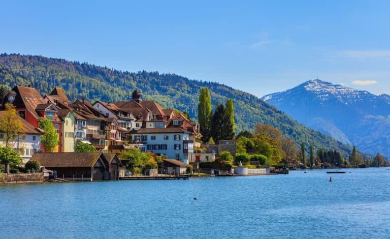 Zugo: una splendida cittadina svizzera che si specchia in un lago ...