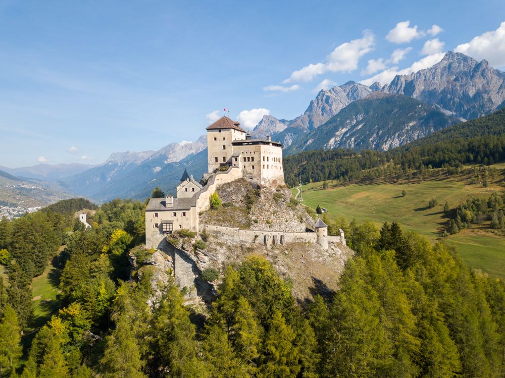Castello di Tarasp cosa fare e vedere: guida turistica per visitare una delle fortezze più belle della Svizzera