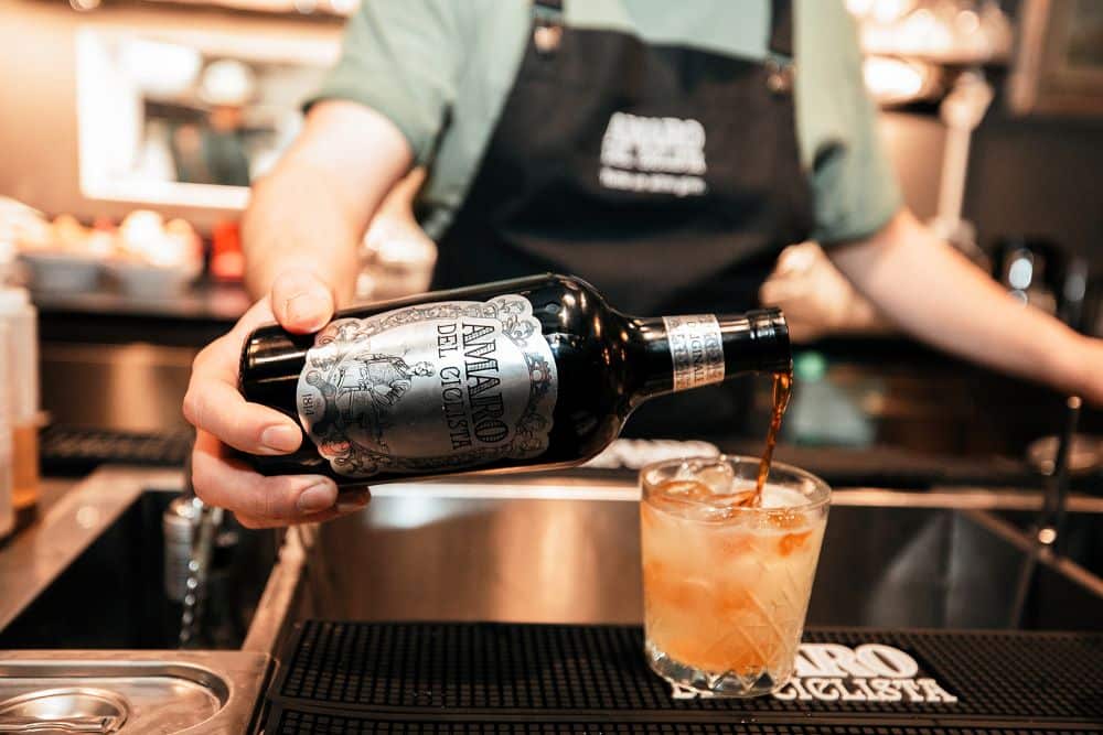 L’Aperitivo del Ribelle: Cos’è e Come Si Prepara il Ciclista & Tonic