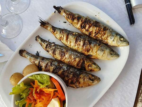 Pesce azzurro e vino bianco, abbinamento perfetto cibo vino