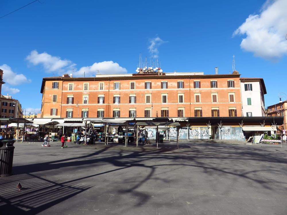 Perché San Cosimato è la piazza più amata (e meno turistica) di Trastevere