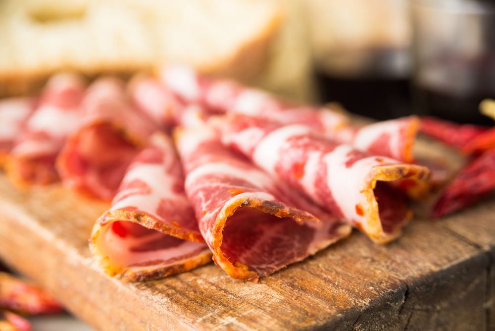 Capocollo salume cosa è come si fa caratteristiche organolettiche e storia DOP