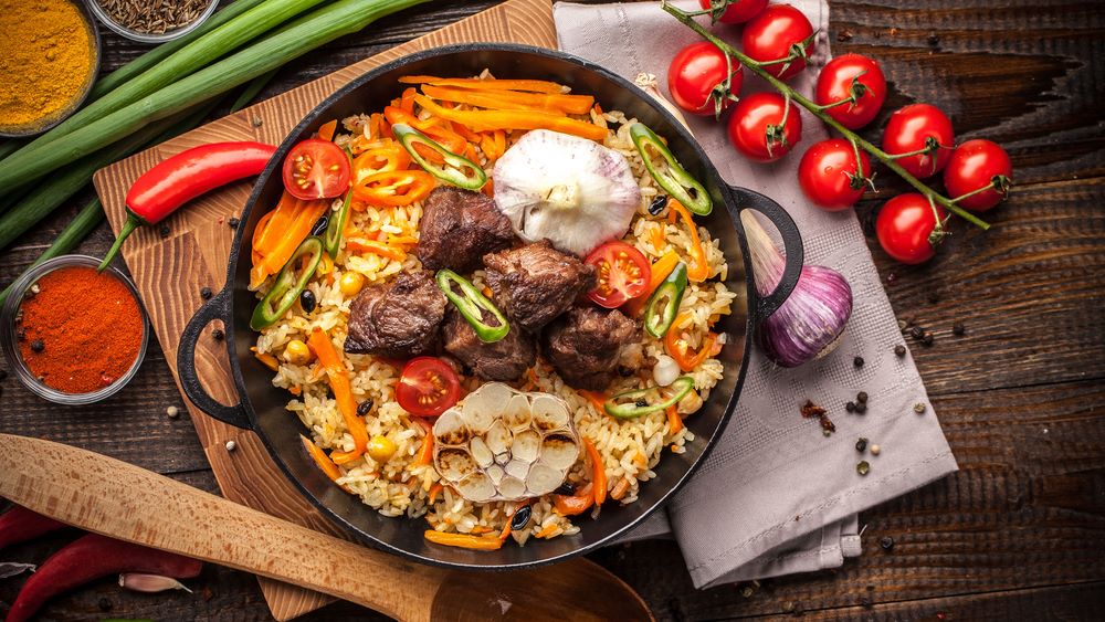 Plov Uzbeko: Ricetta, Segreti e Storie del Piatto Simbolo della Via della Seta