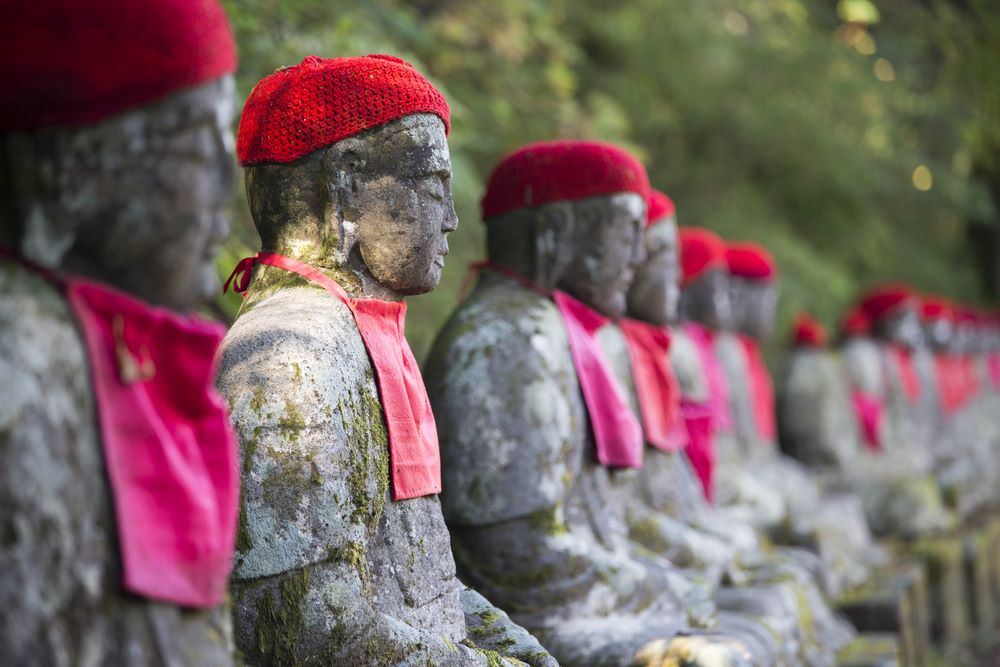 Statue Jizō cosa sono e cosa rappresentano, Le Statue che Proteggono Anime e Viaggiatori nei Sentieri del Giappone