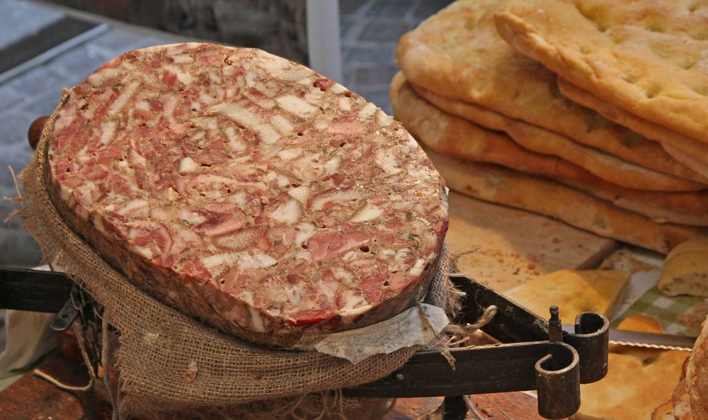 Coppa di testa: come si fa, che sapore ha e dove è prodotto questo salume di origine contadina