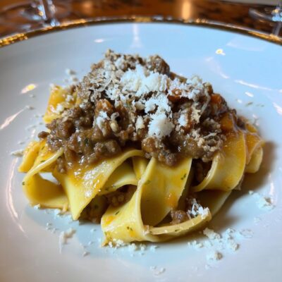 Pappardelle al ragù di cinghiale e castagne ricetta tradizionale italiana per fare primo piatto spettacolare