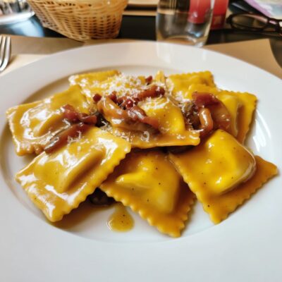 Tortelli ripieni di ricotta ed erbette con condimento alla carbonara: la ricetta perfetta