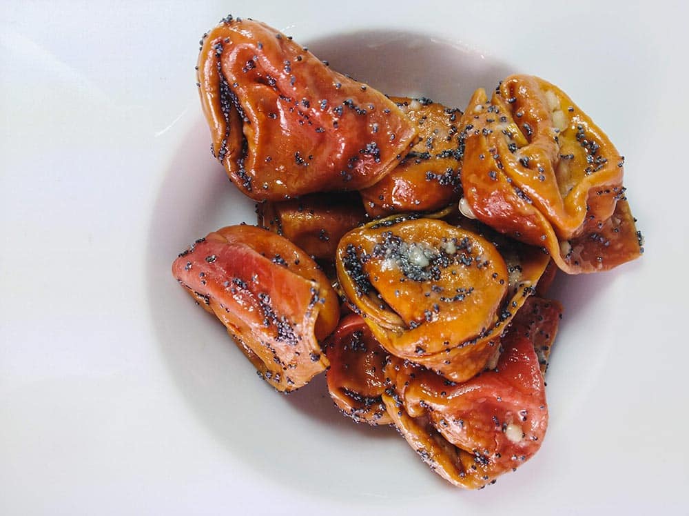 Tortelli rossi con barbabietola e ricotta, burro fuso e semi di papavero: la ricetta per fare il primo piatto perfetto!