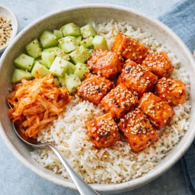 Bowl coreana di salmone cetriolo e kimchi con gochujang