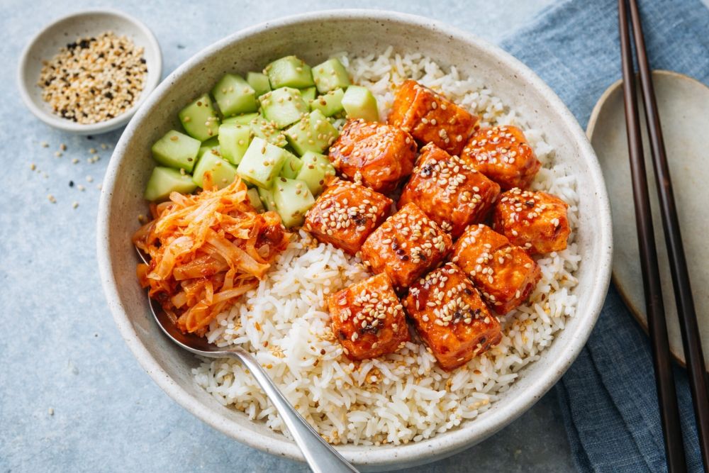 Bowl di salmone, cetriolo e kimchi con gochujang: una ricetta gluten free da leccarsi i baffi