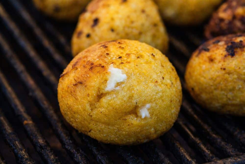 Bulz: la ricetta originale rumena per fare le palline di polenta ripiene di formaggio
