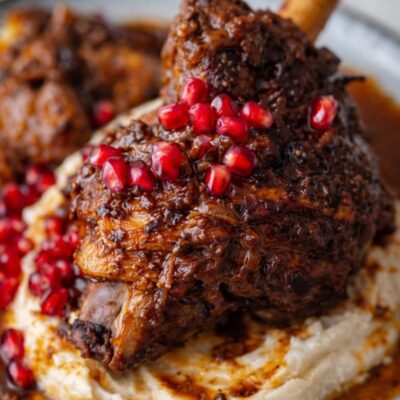 Stinco di agnello confit alle spezie dolci, yogurt al limone e melograno