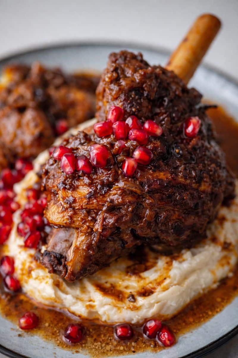 Stinco di agnello confit alle spezie dolci, yogurt al limone e melagrana: la ricetta perfetta
