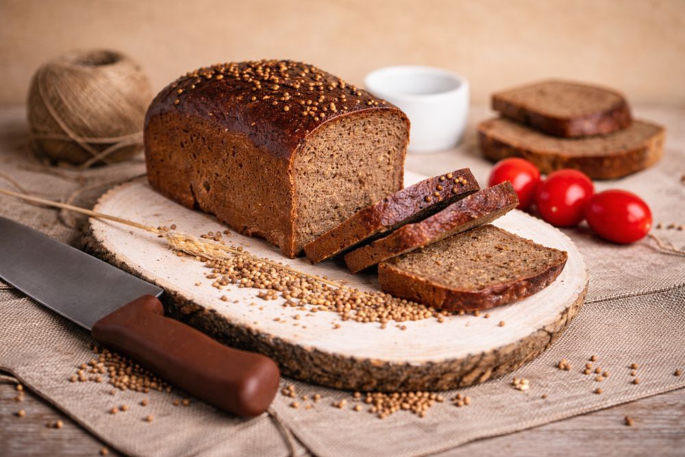 Borodinsky: come preparare il pane nero russo con lievito madre e coriandolo tostato