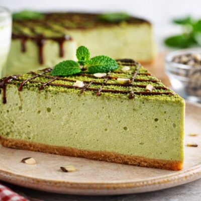 Cheesecake al matcha con cioccolato fondente ricetta facile e veloce per fare dessert elegante e goloso