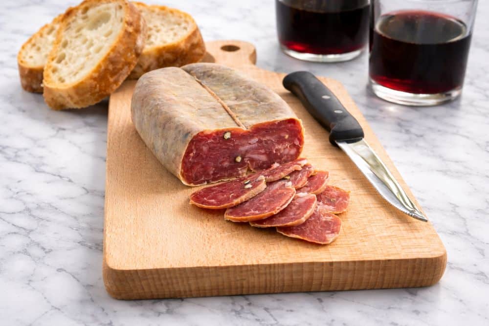 Cos’è davvero la soppressata? La guida completa tra Calabria, Basilicata e Toscana