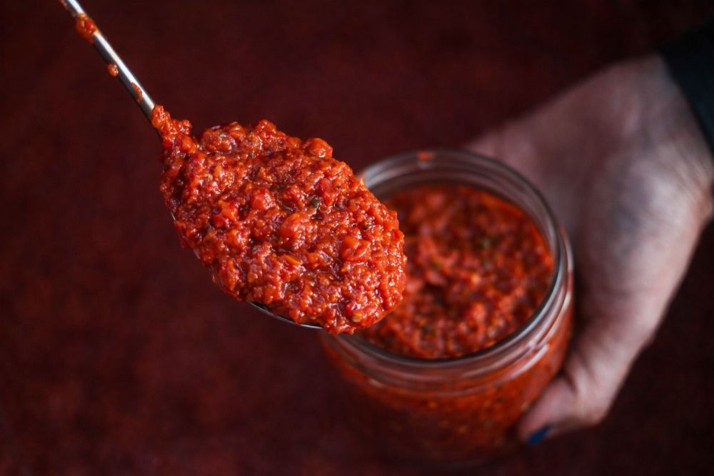 Altro che ketchup: nei Balcani si spalma Lyutenitsa a fiumi!