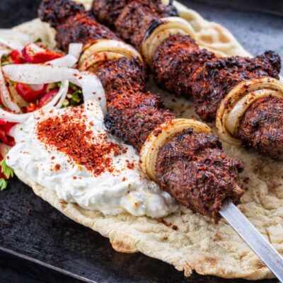 Ražnjići ricetta originale serva per fare gli spiedini di carne