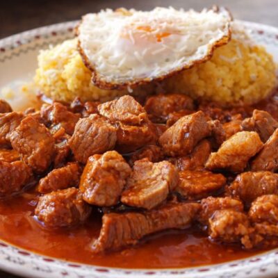 Tochitură: lo stufato romeno di maiale con salsiccia, uova e polenta