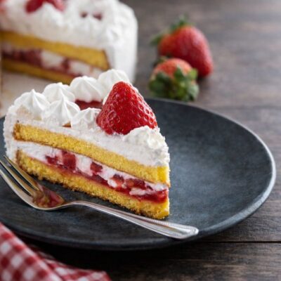Torta panna e fragole ricetta per fare il pan di Spagna primaverile