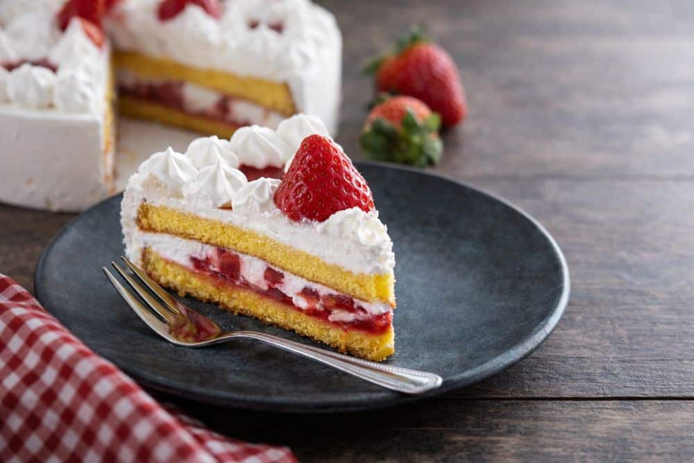 Torta panna e fragole: ecco come fare il pan di Spagna primaverile